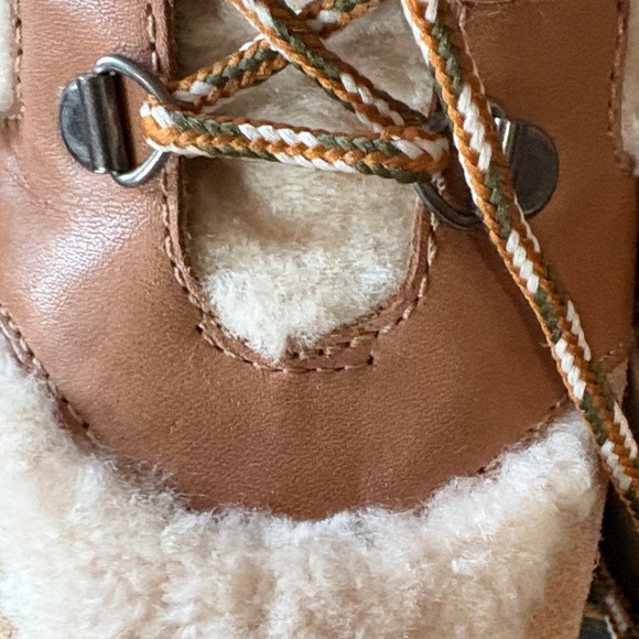 Bernardo Tan and Cream leather suede sheepskin Lace Up Boots 8.5 nwot - Picture 8 of 11